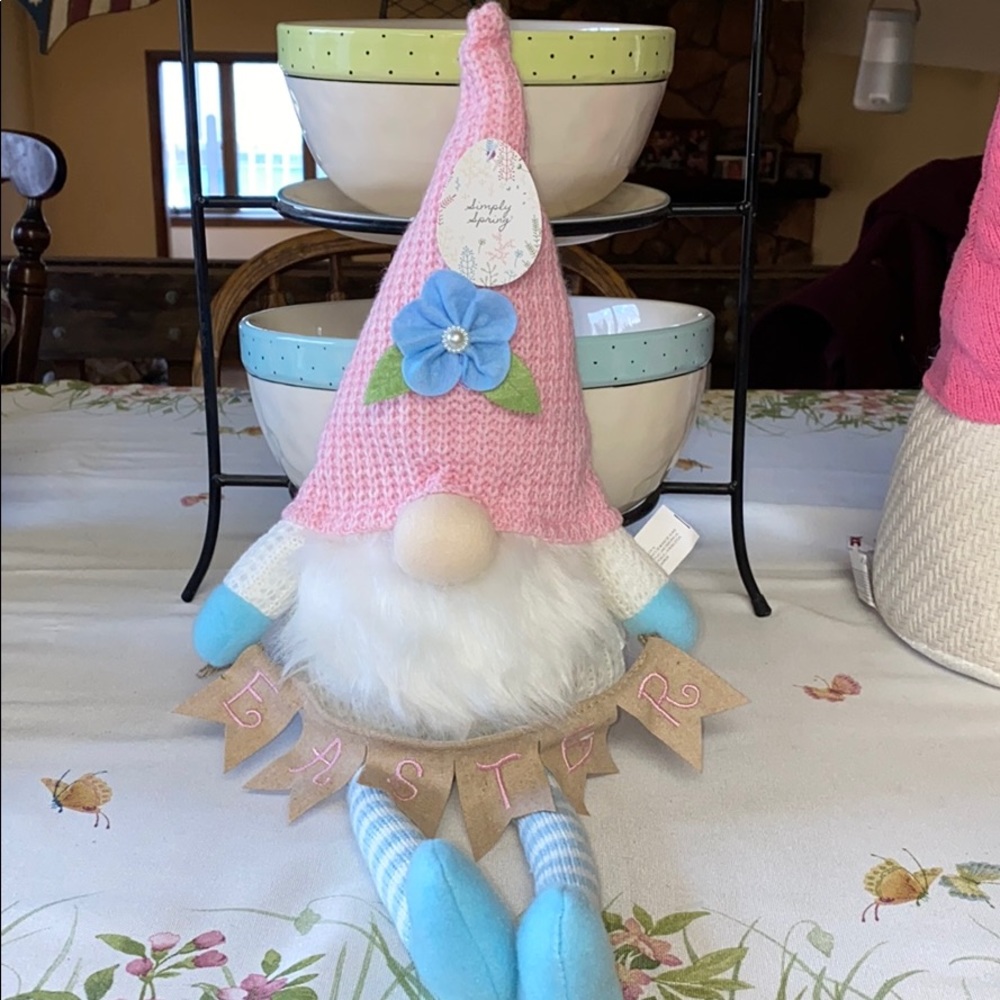 Gnome 23” long Holding a Easter banner🐣🐰🐣🥕